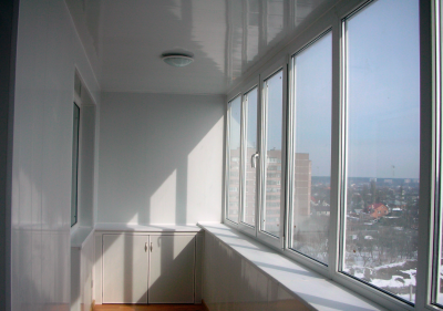Кемерове пятилетний мальчик чуть не вышел на улицу через балкон квартиры на третьем этаже