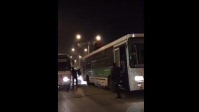 В Кемерове таксист подрался с клиентом на крыше троллейбуса (видео)