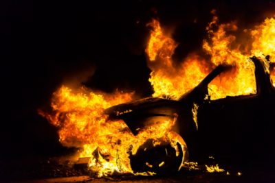 В Кемерове на Весенней неизвестные подожгли Ford