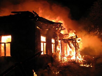 В Кузбассе при пожаре в доме погибли три человека