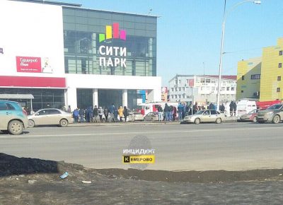 Кемеровские спасатели эвакуировали посетителей «Сити Парка»