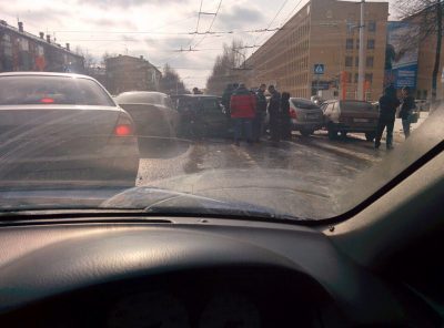 Куча мала: в центре Кемерова столкнулись шесть машин