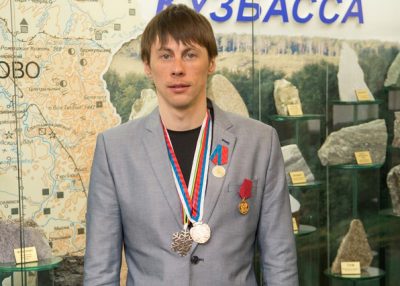 Медаль «За честь и мужество» получил кузбасский лыжник Бессмертных
