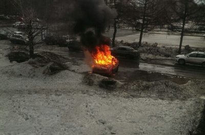 В Центральном районе Кемерова сгорел Opel