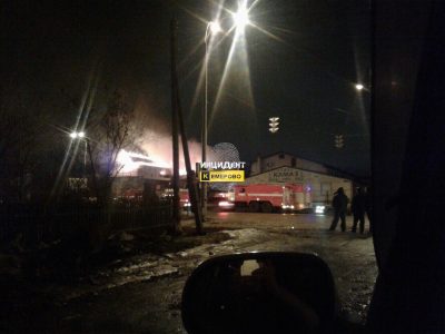Пожар в кемеровском автомагазине попал на видео