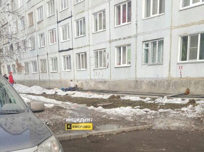 Кемеровчанин выпал из окна восьмого этажа общежития и выжил