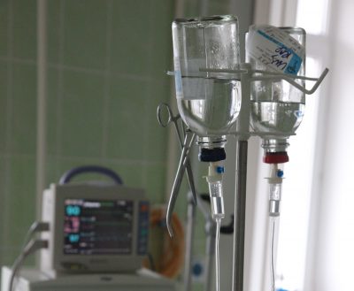 В Кузбассе врачи в течение семи часов боролись за жизнь девочки, упавшей с высоты 4 этажа