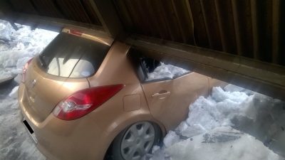 На новокузнецкой парковке рухнувший навес придавил автомобили