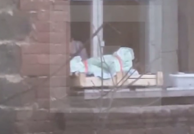 Во Владивостоке мать «выгуливала» новорожденного ребёнка на карнизе многоэтажного дома