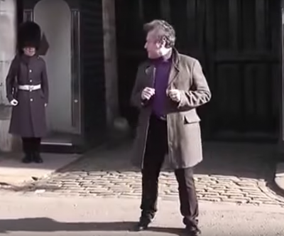 Видео: в Лондоне королевский гвардеец напугал наглого туриста