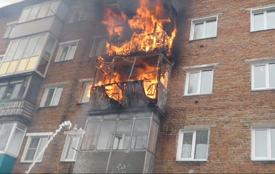 Балконы в огне: пожар в Прокопьевске попал на видео