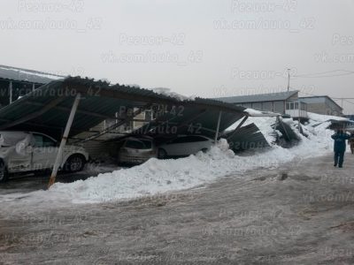 В Кемерове металлический навес обрушился на припаркованные авто