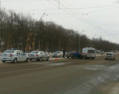В Кемерове на Ленина столкнулись Priora и автомобиль скорой помощи, есть пострадавший
