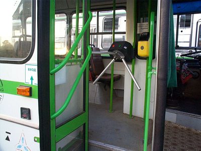 В Кузбассе водитель автобуса травмировал женщину, зажав её руку снаружи транспорта