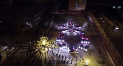 Сотрудники ГИБДД выстроили восьмимартовские фигуры из служебных машин (видео)