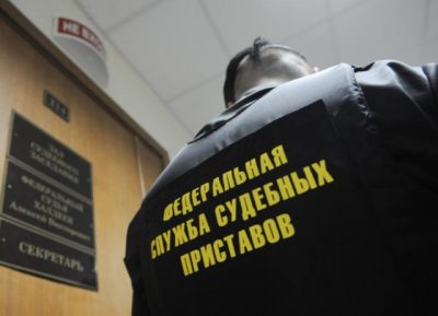 В Новокузнецке приставы арестовали машину у завуча школы за долги