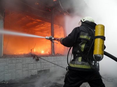 Ночью в Кузбассе горело здание автошколы