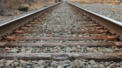В Кузбассе пассажирский поезд насмерть сбил мужчину