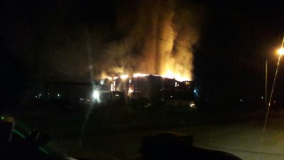 В Прокопьевске при пожаре в деревообрабатывающем цехе сгорели два авто