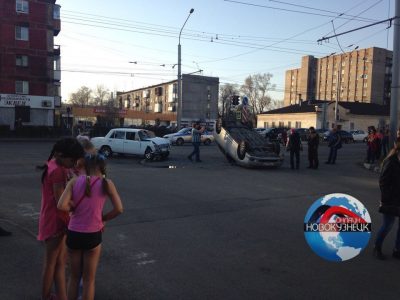 В Новокузнецке после столкновения с «копейкой» иномарка перевернулась на крышу