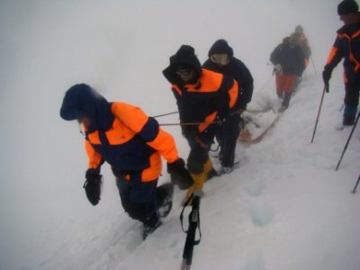 Буран мешает спасателям найти кузбассовца, провалившегося в расщелину в горах Алтая