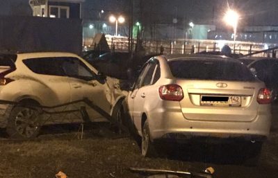 Ночью в Кемерове на парковке лишённый прав водитель протаранил Nissan