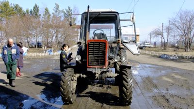 В Кузбассе у совхоза арестовали спецтехнику за миллионные долги по налогам