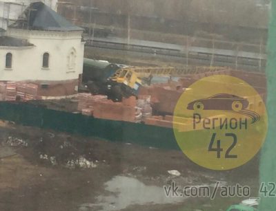 В Кемерове на Притомском проспекте ветром повалило стрелу гусеничного крана