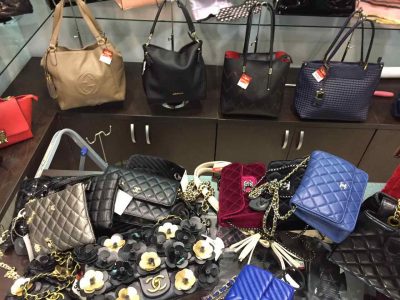В кемеровском магазине продавали поддельные сумки Chanel и Louis Vuitton