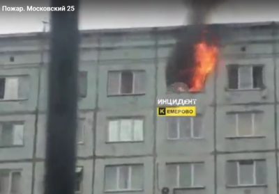 В Кемерове на девятом этаже общежития открытым пламенем горела комната