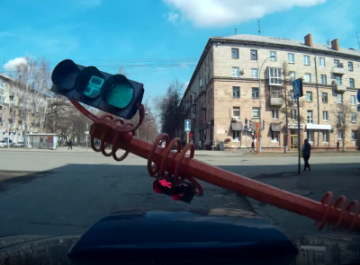 Видео: в Кемерове рухнувший светофор едва не разбил автомобиль