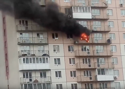 Видео: в Новокузнецке в 18-этажке произошёл пожар из-за взрыва планшета