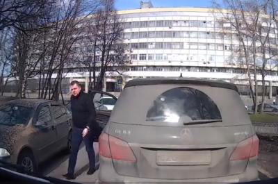 СК возбудил дело после публикации в Сети видео с Mercedes, не пропустившим «скорую» в Москве