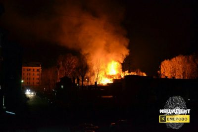 Видео: в Кемерове горел склад пивзавода на площади 700 "квадратов"