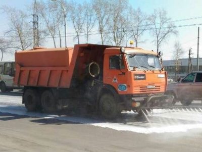 В Кемерове начали бороться с грязью и пылью на дорогах с помощью нового вещества