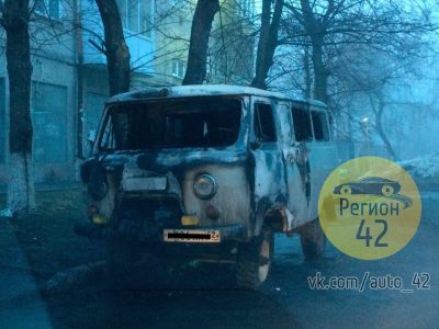 В Ленинском районе Кемерова неизвестные подожгли УАЗ