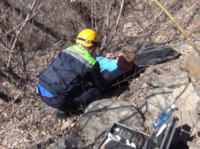 В Кемеровском районе спасатели помогли мужчине, сорвавшемуся с десятиметровой скалы