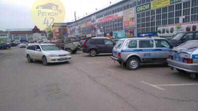 В Сети появилось видео ДТП в Кемерове, в котором арматура пробила лобовое стекло Nissan