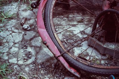 В кемеровской Лесной Поляне 7-летняя велосипедистка попала под колёса Land Cruiser