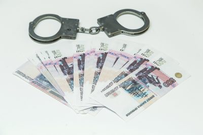 В Новокузнецке экс-полицейского подозревают в получении взятки за сведения об умерших