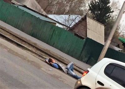 Фото: в Кемерове пьяный мужчина уснул на трамвайных путях