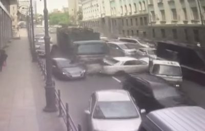 Видео: во Владивостоке грузовик протаранил 19 автомобилей