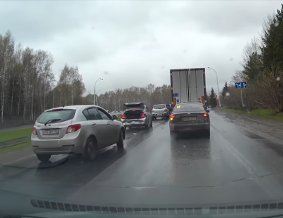 Видео: в Кемерове водитель Geely врезался в Nissan и скрылся с места ДТП