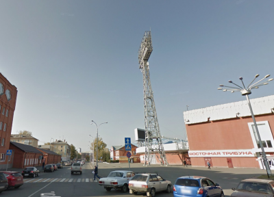 Кемеровчанин забрался на опору освещения стадиона «Химик», полиция проводит проверку