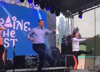 Виталий Кличко станцевал под Бритни Спирс вместе с волонтёрами «Евровидения»