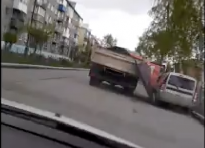 Видео: в Кузбассе выпавший из кузова КамАЗа тент повредил «легковушку»