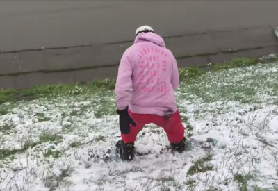 Видео: в майский снегопад кемеровчанин прокатился на сноуборде по набережной, чтобы хайпануть