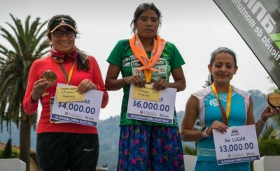 Жительница Мексики выиграла забег на 50 километров в обычных сандалиях и юбке