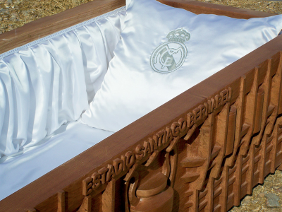 В Испании запустили производство гробов с логотипами «Реала» и «Барселоны»
