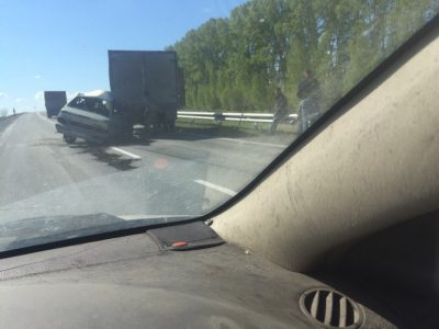 В Кузбассе на трассе ВАЗ врезался в стоявший грузовик, один человек погиб